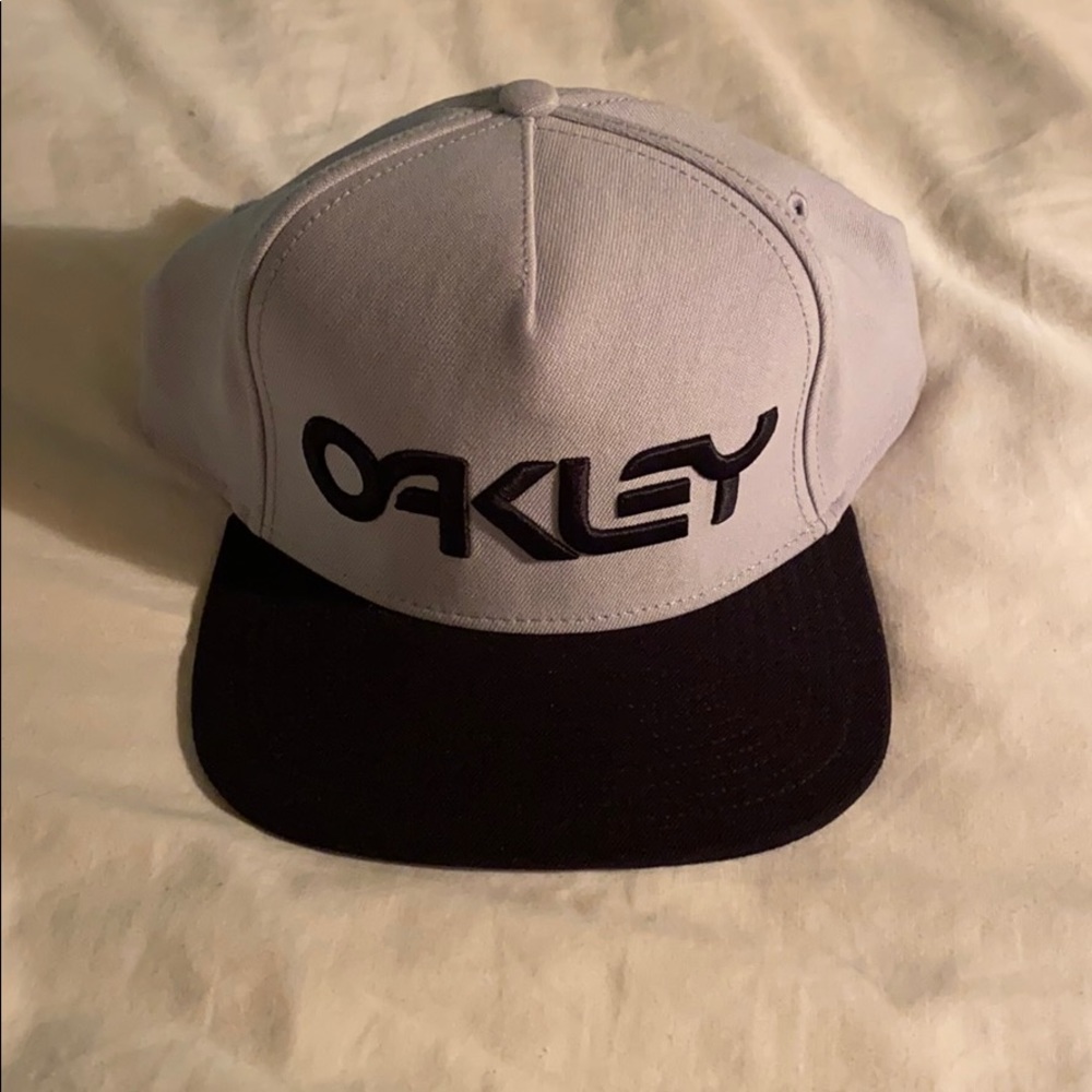 Oakley SnapBack Hat (NWOT)